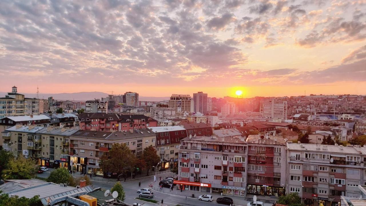 Spacious Downtown Apartment With A City View Prisztina Zewnętrze zdjęcie
